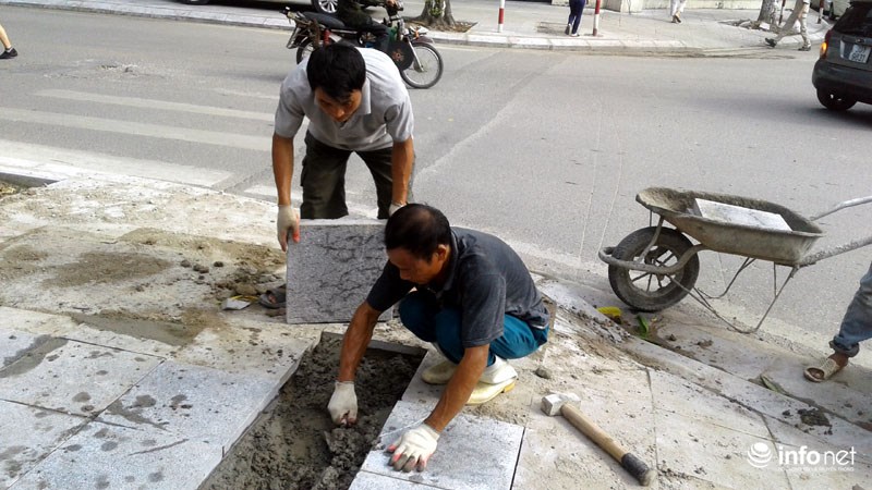 Hà Nội: Công trình lát đá vỉa hè mới làm xong đã nát bét - 11