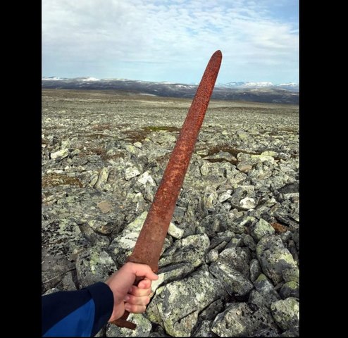 Na Uy: Đi săn tuần lộc vớ được kiếm cổ 1.100 năm tuổi - 1