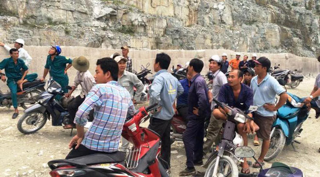 Thanh niên “luyện công” trên vách đá, hàng chục người đứng xem - 2