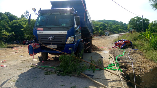 Bố mẹ ngăn cản thi công, con gái lao ra can ngăn bị xe ben cán chết - 2