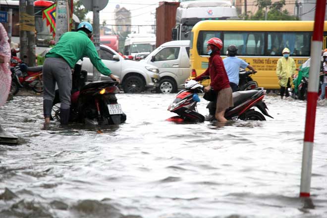 Bão số 10 khiến đường Sài Gòn ngập sâu, Biên Hòa thành “sông” - 5