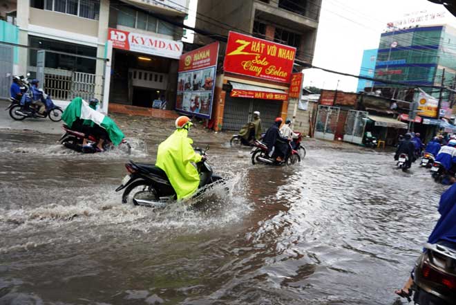 Bão số 10 khiến đường Sài Gòn ngập sâu, Biên Hòa thành “sông” - 7