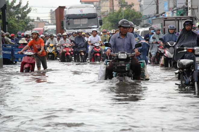 Bão số 10 khiến đường Sài Gòn ngập sâu, Biên Hòa thành “sông” - 1