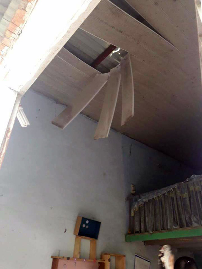 Hai chị em điếng người khi bê tông xuyên thủng mái nhà - 1