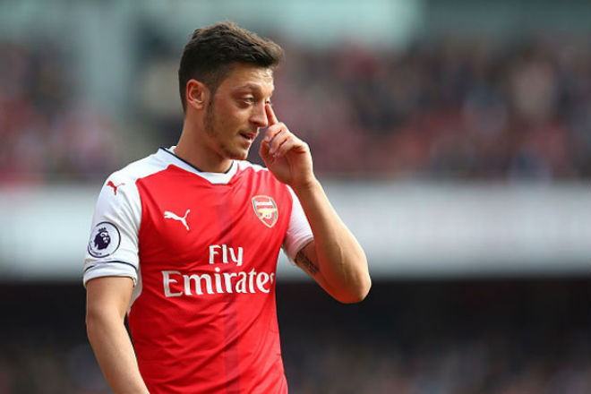 Ozil không ký hợp đồng: Chờ bỏ Arsenal đến MU giống Van Persie - 1