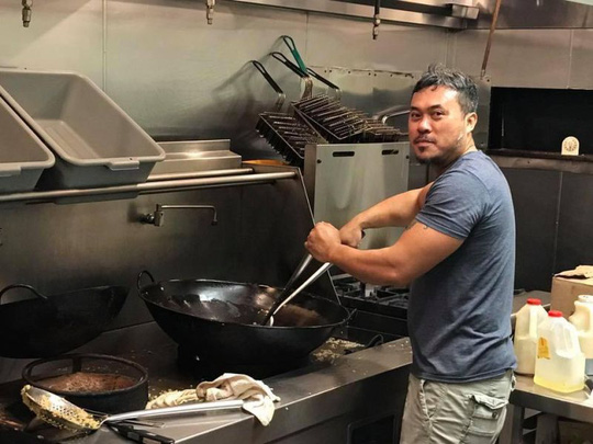 Mỹ: Chủ nhà hàng gốc Việt nấu 1.000 suất ăn cho nạn nhân bão - 1