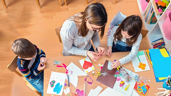 Kỳ lạ thông báo tuyển bảo mẫu lương 2,5 tỷ, được chu du khắp thế giới - 1