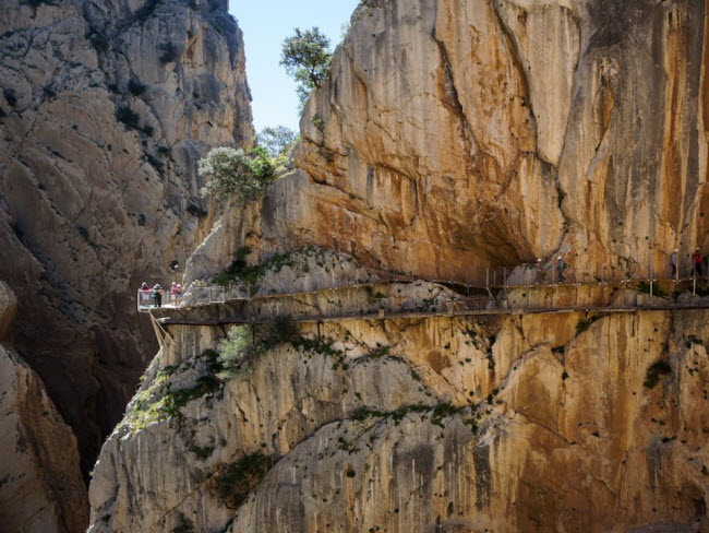 El Caminito del Rey, Tây Ban Nha: Con đường này rất nhỏ và nằm trên vách núi cách mặt đất khoảng 30m. Được xây dựng cách đây 10 năm, nhiều đoạn của cung đường này đã xuống cấp và trở nên cực kỳ huy hiểm với du khách. Tuyến đường đã bị đóng cửa vài năm, sau khi 4 người bị ngã xuống vực vào năm 2000.