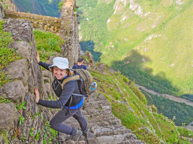 Huayna Picchu Trail, Peru: Tuyến đường từ thời Incas được mạnh danh là “cầu thang địa ngục”. Mặc dù được bảo tồn nguyên vẹn, nhưng con đường này không có lan can bảo vệ và độ ẩm cao thường khiến bề mặt rất trơn trượt.