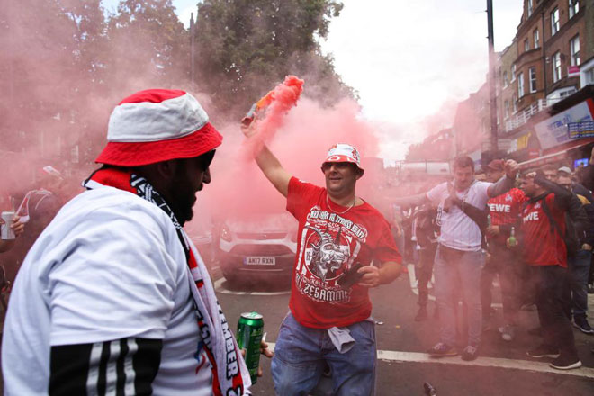 Fan quá khích Cologne làm loạn dọa Arsenal, thành London thất thủ - 2