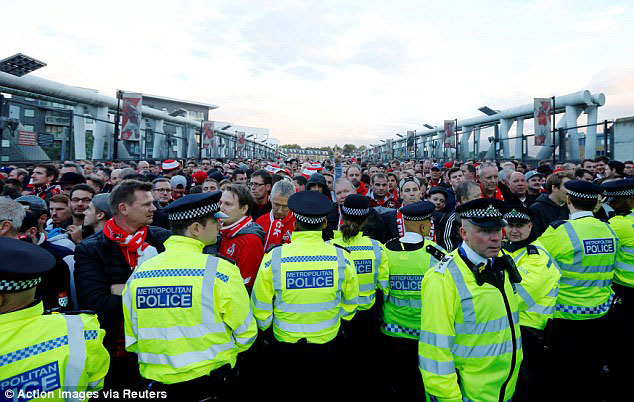 Fan quá khích Cologne làm loạn dọa Arsenal, thành London thất thủ - 9