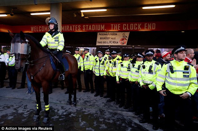 Fan quá khích Cologne làm loạn dọa Arsenal, thành London thất thủ - 8