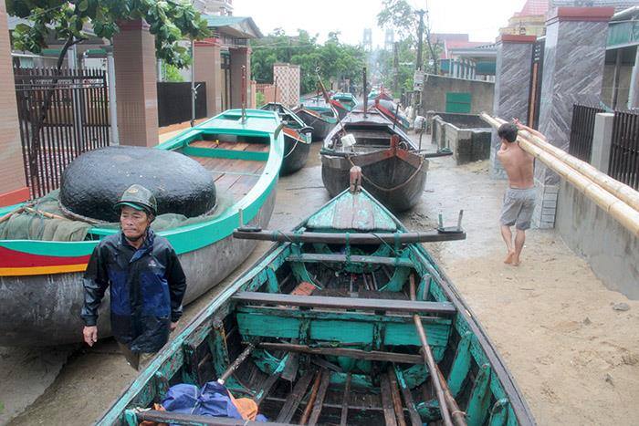 Ảnh - Clip: Bão số 10 đổ bộ, miền Trung mưa trắng trời, gió giật điên cuồng - 9