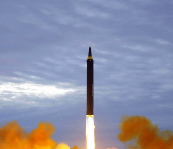 Mỹ nói gì sau vụ thử tên lửa bay xa nhất của Triều Tiên? - 1