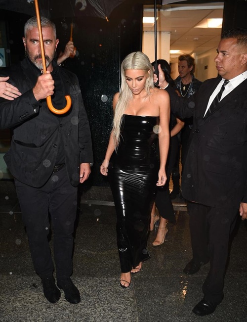 Kiểu váy áo ngạt thở làm cô Kim "siêu vòng 3" phô 3 vòng siêu tưởng - 2