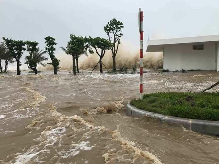 Nhìn lại sức tàn phá khủng khiếp của bão số 10 khi đổ bộ miền Trung - 12