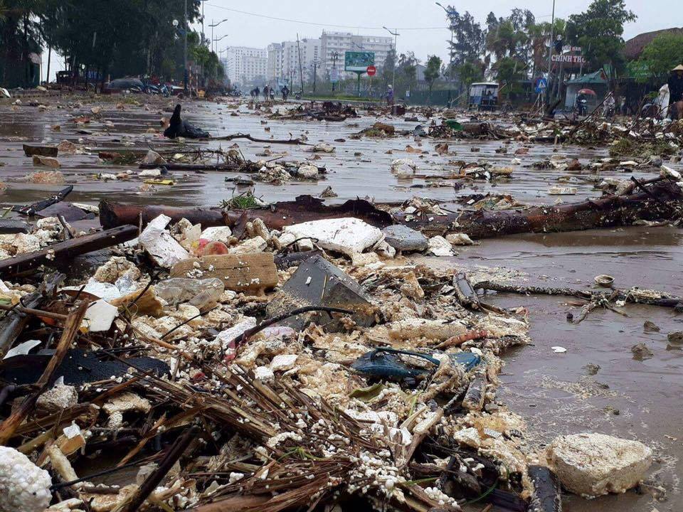 Nhìn lại sức tàn phá khủng khiếp của bão số 10 khi đổ bộ miền Trung - 13