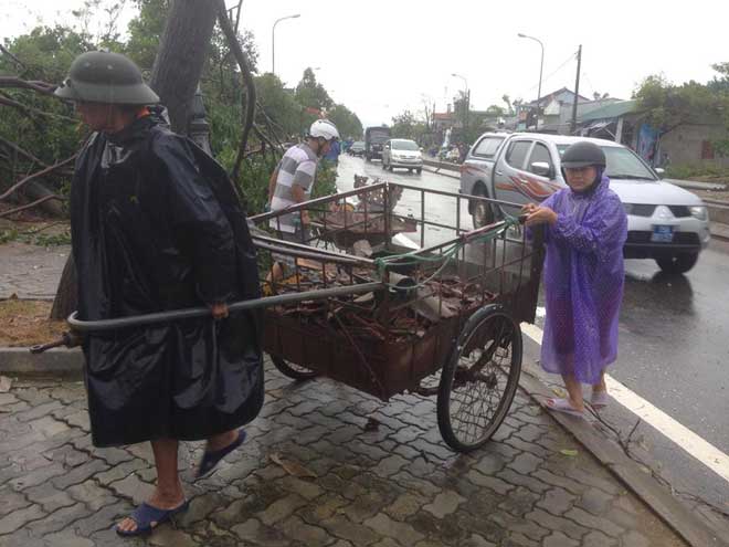 Nhìn lại sức tàn phá khủng khiếp của bão số 10 khi đổ bộ miền Trung - 9