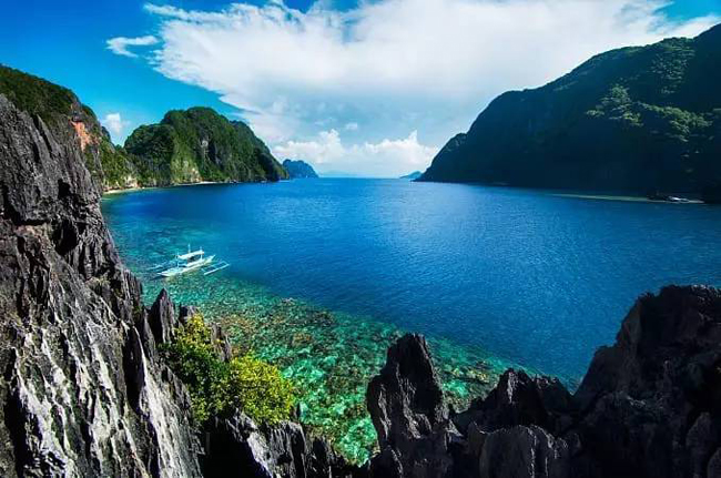 So với những như bãi biển Phuket, Samui, Bali, thì Palawan là nơi thích hợp nhất để lặn biển. Giữa màu xanh ngọc gần như soi sáng đáy biển, du khách có thể thoải mái ngâm mình giữa rạn san hô đầy màu sắc và hòa mình vào màu trời xanh biếc, cảm nhận rõ không khí đẹp đến mê người ở Palawan. Palawan vừa thích hợp cho những chuyến nghỉ dưỡng của gia đình, bạn bè, vừa thích hợp cho những người thích khám phá. Là một hòn đảo mang khí hậu nhiệt đới ở Phillipines, Palawan hấp dẫn du khách còn bởi đường bờ biển dịu dàng và tầm nhìn hoàng hôn rất đẹp. Không những thế, cuộc sống về đêm cũng vô cùng nhộn nhịp.