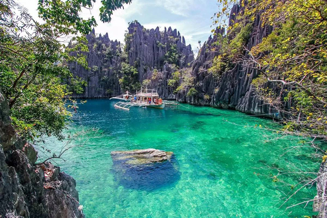  Nơi đây nằm cách Manila khoảng 170 hải lý (310 km) và được biết đến với nhiều xác tàu chiến của Nhật Bản bị đắm trong Thế chiến II. Ngày nay nó trở thành một trong 10 khu nghỉ dưỡng lặn hàng đầu thế giới.