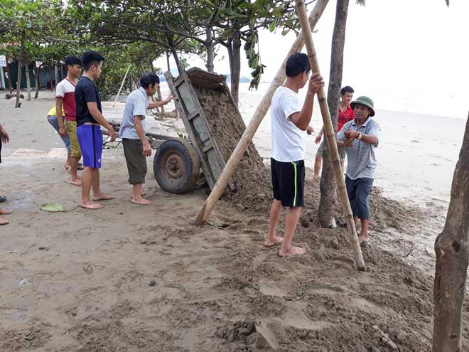 Sau bão số 10: Cát phủ kín khu du lịch Cửa Lò, đê kè ven biển Quất Lâm tan nát - 6