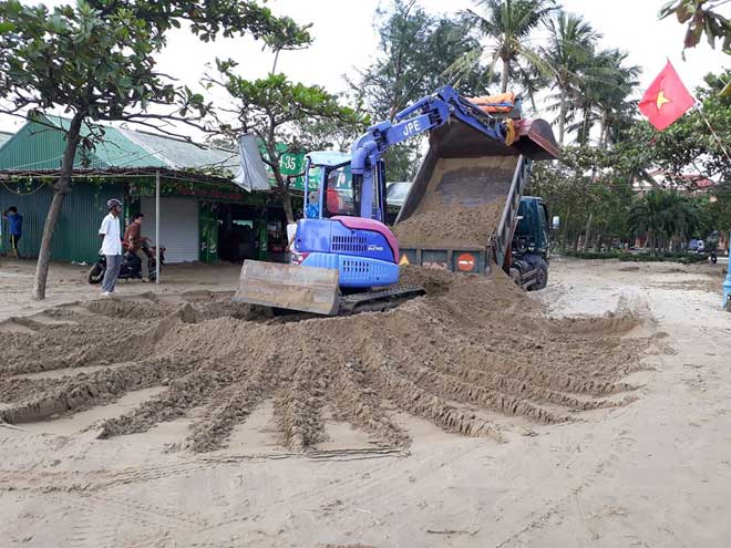 Sau bão số 10: Cát phủ kín khu du lịch Cửa Lò, đê kè ven biển Quất Lâm tan nát - 11