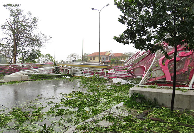 Quặn lòng nhìn miền Trung hoang tàn sau bão số 10 - 1