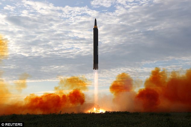 Kim Jong-un vỗ tay xem bắn tên lửa bay xa chưa từng thấy - 3
