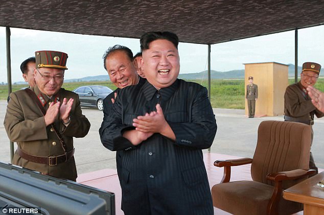 Kim Jong-un vỗ tay xem bắn tên lửa bay xa chưa từng thấy - 1