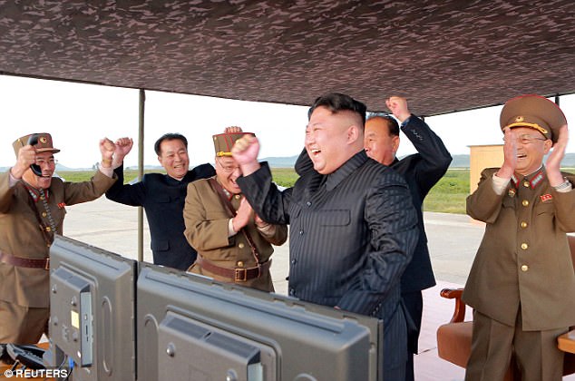 Kim Jong-un vỗ tay xem bắn tên lửa bay xa chưa từng thấy - 2