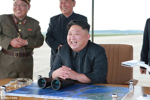 Kim Jong-un vỗ tay xem bắn tên lửa bay xa chưa từng thấy - 6