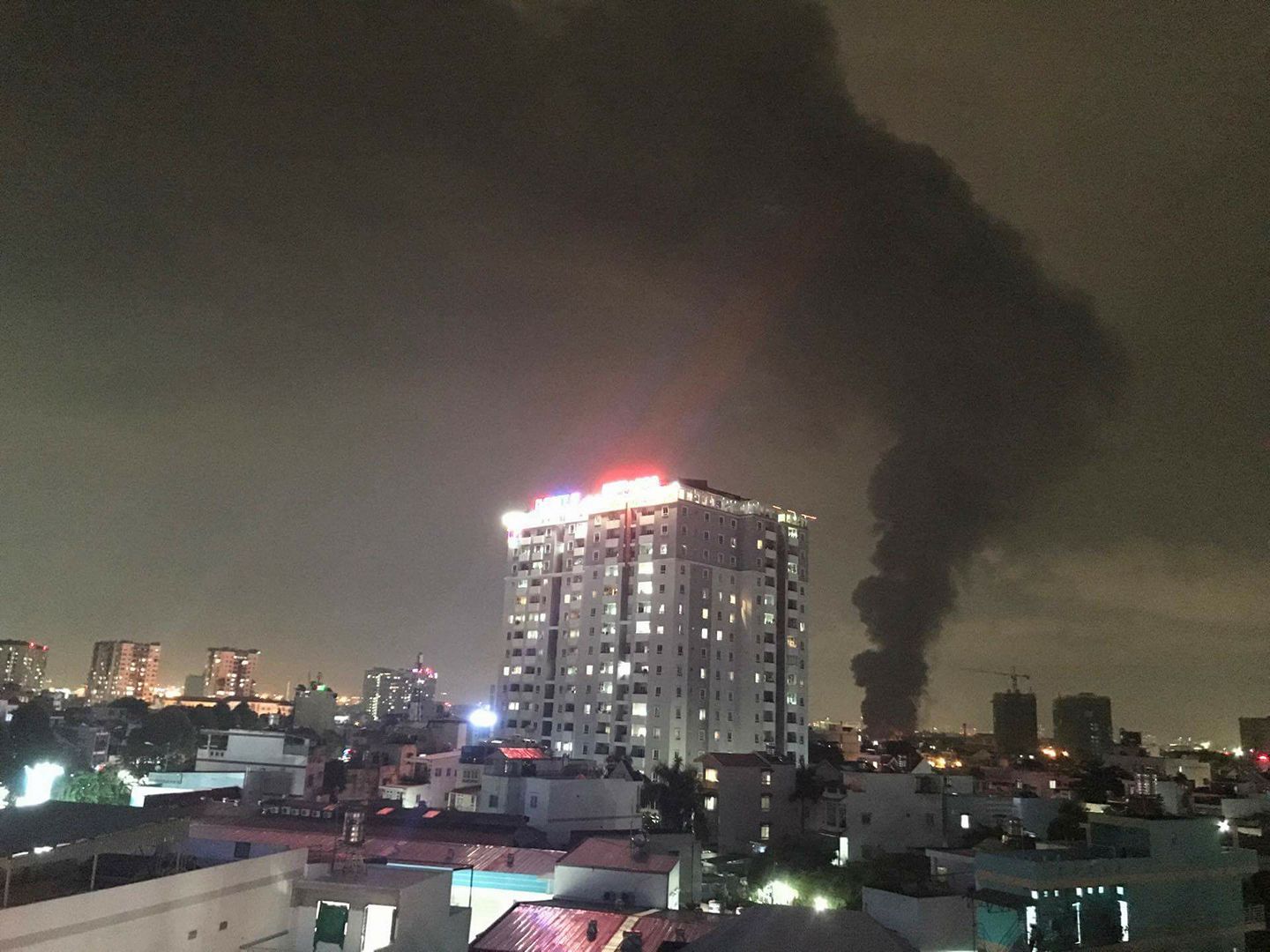 TP.HCM: Cháy dữ dội tại KCN Tân Bình, cột khói đen ngòm bốc cao hàng trăm mét - 1