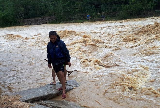 Vẫn còn nhiều nơi ở Thanh Hóa bị cô lập sau bão - 1