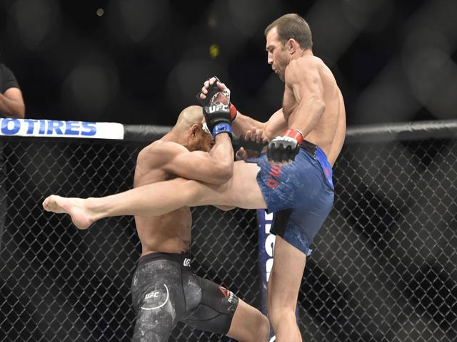 UFC: Hot-boy lướt ván “giã gạo”, đối thủ tan tác xin hàng