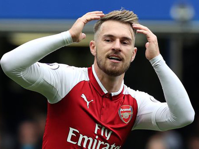 Ramsey solo ”cày nát” hàng thủ Chelsea, Arsenal đen đủi mất siêu phẩm