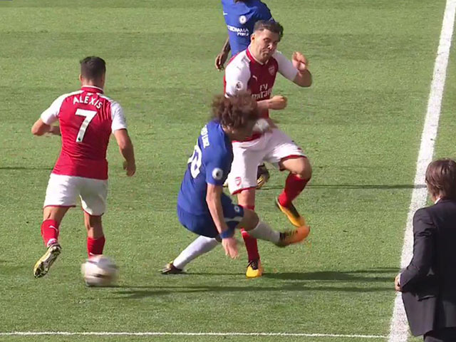 ”Chặt chém” SAO 0 đồng của Arsenal, David Luiz lĩnh ngay thẻ đỏ