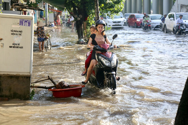 Đường Sài Gòn thành sông, người dân &#34;bơi&#34; trong ngày đầu tuần - 5