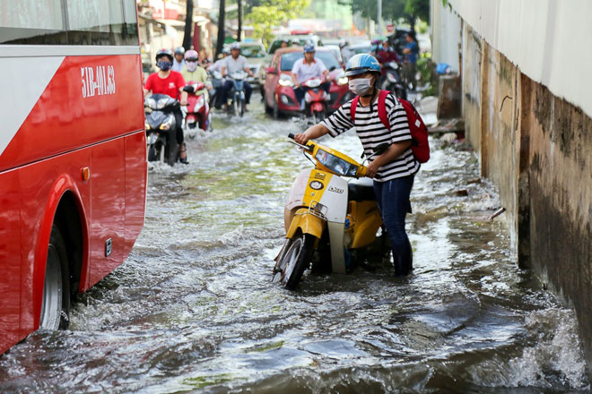 Đường Sài Gòn thành sông, người dân &#34;bơi&#34; trong ngày đầu tuần - 6