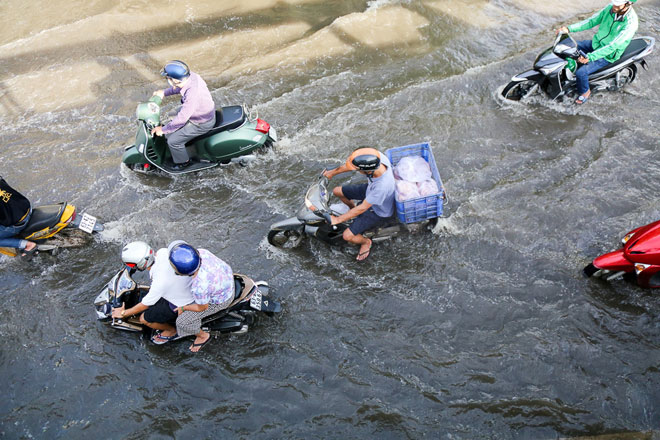 Đường Sài Gòn thành sông, người dân &#34;bơi&#34; trong ngày đầu tuần - 1