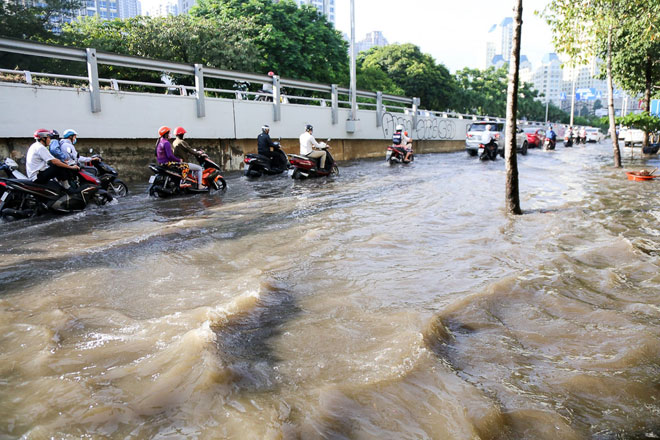 Đường Sài Gòn thành sông, người dân &#34;bơi&#34; trong ngày đầu tuần - 3