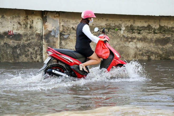 Đường Sài Gòn thành sông, người dân &#34;bơi&#34; trong ngày đầu tuần - 4