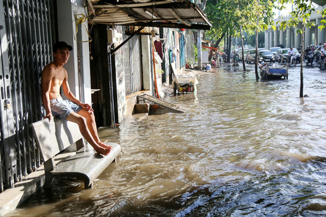 Đường Sài Gòn thành sông, người dân &#34;bơi&#34; trong ngày đầu tuần - 8