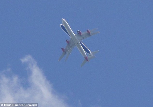Khoảnh khắc kì lạ 2 máy bay chở khách “đè” nhau trên trời - 1