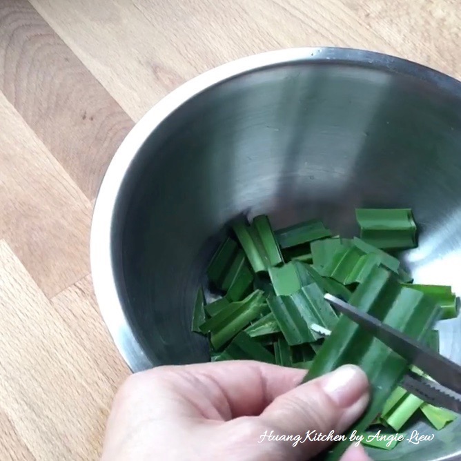 Đổi vị với bánh dẻo lá dứa trứng muối thơm mềm ngon tuyệt - 2