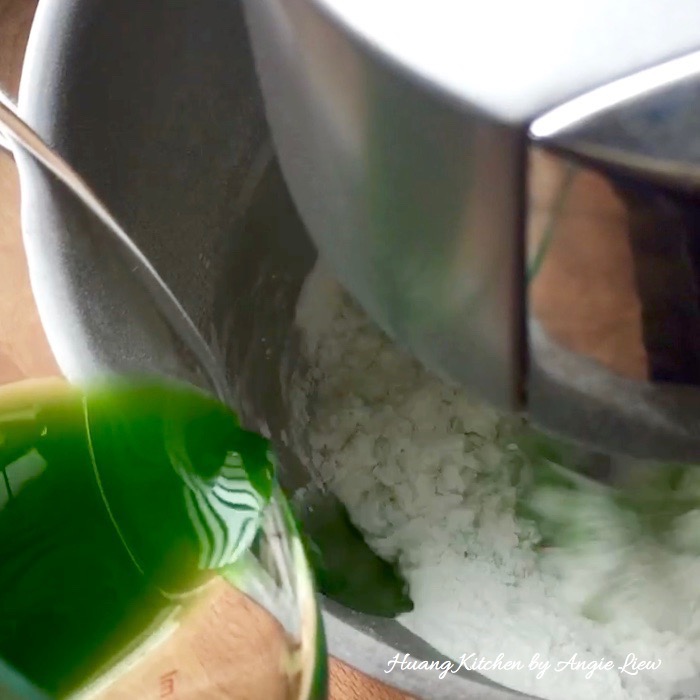 Đổi vị với bánh dẻo lá dứa trứng muối thơm mềm ngon tuyệt - 4