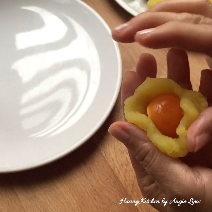 Đổi vị với bánh dẻo lá dứa trứng muối thơm mềm ngon tuyệt - 8