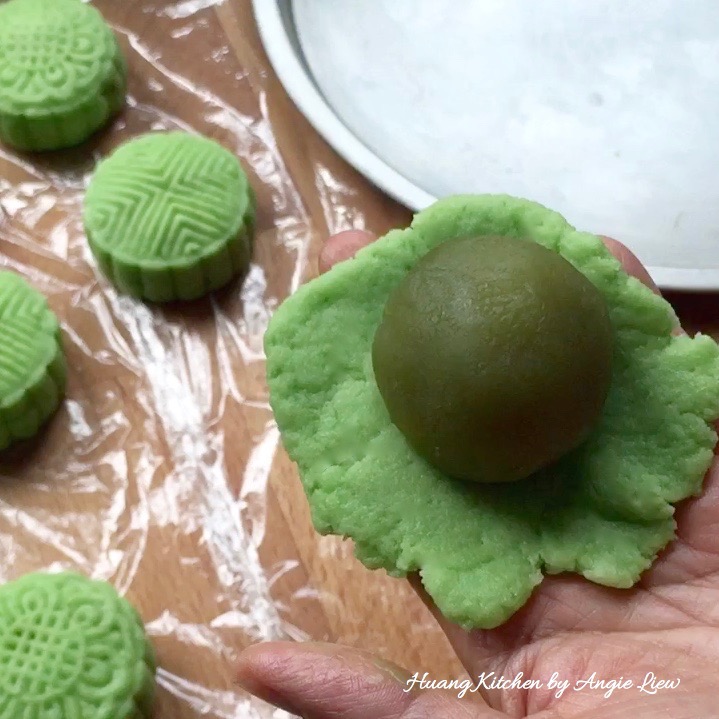 Đổi vị với bánh dẻo lá dứa trứng muối thơm mềm ngon tuyệt - 10