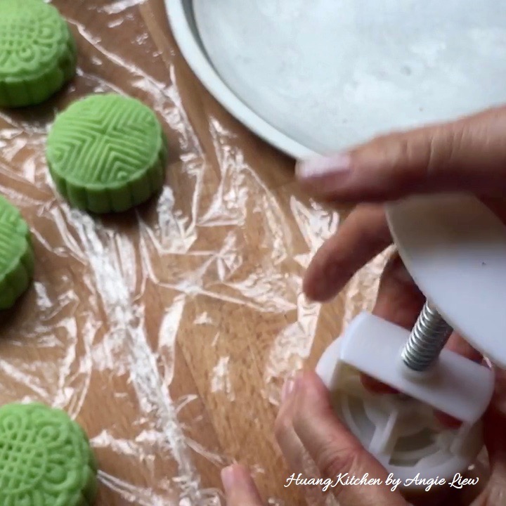 Đổi vị với bánh dẻo lá dứa trứng muối thơm mềm ngon tuyệt - 11