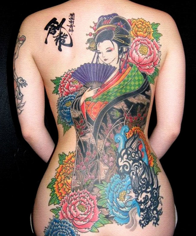 Nhiều người "liều lĩnh" xăm geisha kín lưng.