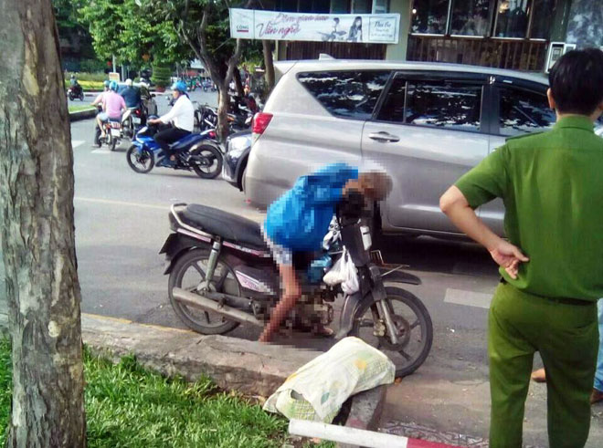 Người đàn ông gục chết trên xe máy ở Sài Gòn - 1